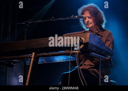 Raymond Edward O'Sullivan, connu professionnellement sous le nom de Gilbert O'Sullivan, chanteur-compositeur irlandais solo et pianiste/joueur de clavier qui a remporté son plus grand succès au début de 1970s, en live au festival Wickham. Né à Waterford, en Irlande, O'Sullivan s'installe à Swindon, en Angleterre, comme enfant. En 1967, O'Sullivan a commencé à poursuivre une carrière dans la musique. Dans le monde entier, il a enregistré 16 des 40 meilleurs disques, dont six chansons n° 1, dont la première a été le « rien rimed » de 1970s. Tout au long de sa carrière, il a enregistré 20 albums studio. Le magazine de musique Record Mirror l'a élu meilleur Banque D'Images