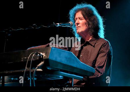 Raymond Edward O'Sullivan, connu professionnellement sous le nom de Gilbert O'Sullivan, chanteur-compositeur irlandais solo et pianiste/joueur de clavier qui a remporté son plus grand succès au début de 1970s, en live au festival Wickham. Né à Waterford, en Irlande, O'Sullivan s'installe à Swindon, en Angleterre, comme enfant. En 1967, O'Sullivan a commencé à poursuivre une carrière dans la musique. Dans le monde entier, il a enregistré 16 des 40 meilleurs disques, dont six chansons n° 1, dont la première a été le « rien rimed » de 1970s. Tout au long de sa carrière, il a enregistré 20 albums studio. Le magazine de musique Record Mirror l'a élu meilleur Banque D'Images