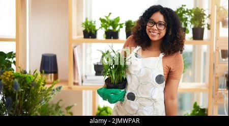 Shes prêts à être empotés. Portrait rogné d'une jeune botaniste féminine attirante travaillant dans son fleuriste. Banque D'Images