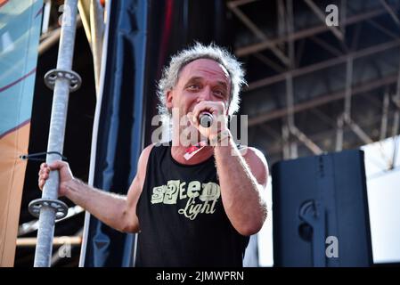 Tarragone, Espagne. 07th août 2022. Le chanteur Aitor Ibarretxe du groupe punk 'Lendakaris Muertos' se produit au Festival 2022. Le groupe de musique punk Lendakaris Muertos s'est produit au Festival de musique 2022 à Sant Salvador Beach. Lendakaris Muertos est un groupe de punk de Navarre (pays basque, Espagne) ils sont caractérisés par le punk orthodoxe. Ses chansons avec des paroles ironiques combinent humour et critique pour traiter des questions sociales et politiques dans le pays Basque. Crédit : SOPA Images Limited/Alamy Live News Banque D'Images