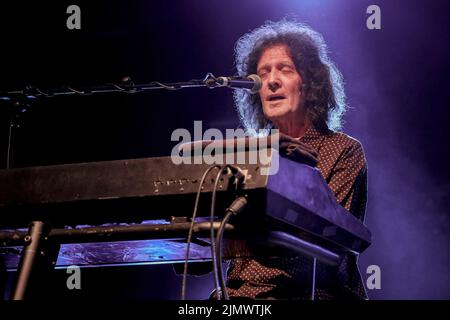 Raymond Edward O'Sullivan, connu professionnellement sous le nom de Gilbert O'Sullivan, chanteur-compositeur irlandais solo et pianiste/joueur de clavier qui a remporté son plus grand succès au début de 1970s, en live au festival Wickham. Né à Waterford, en Irlande, O'Sullivan s'installe à Swindon, en Angleterre, comme enfant. En 1967, O'Sullivan a commencé à poursuivre une carrière dans la musique. Dans le monde entier, il a enregistré 16 des 40 meilleurs disques, dont six chansons n° 1, dont la première a été le « rien rimed » de 1970s. Tout au long de sa carrière, il a enregistré 20 albums studio. Le magazine de musique Record Mirror l'a élu meilleur Banque D'Images