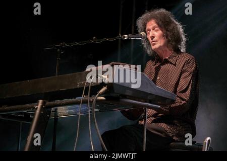 Raymond Edward O'Sullivan, connu professionnellement sous le nom de Gilbert O'Sullivan, chanteur-compositeur irlandais solo et pianiste/joueur de clavier qui a remporté son plus grand succès au début de 1970s, en live au festival Wickham. Né à Waterford, en Irlande, O'Sullivan s'installe à Swindon, en Angleterre, comme enfant. En 1967, O'Sullivan a commencé à poursuivre une carrière dans la musique. Dans le monde entier, il a enregistré 16 des 40 meilleurs disques, dont six chansons n° 1, dont la première a été le « rien rimed » de 1970s. Tout au long de sa carrière, il a enregistré 20 albums studio. Le magazine de musique Record Mirror l'a élu meilleur Banque D'Images