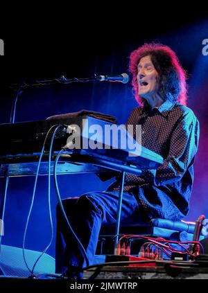 Raymond Edward O'Sullivan, connu professionnellement sous le nom de Gilbert O'Sullivan, chanteur-compositeur irlandais solo et pianiste/joueur de clavier qui a remporté son plus grand succès au début de 1970s, en live au festival Wickham. Né à Waterford, en Irlande, O'Sullivan s'installe à Swindon, en Angleterre, comme enfant. En 1967, O'Sullivan a commencé à poursuivre une carrière dans la musique. Dans le monde entier, il a enregistré 16 des 40 meilleurs disques, dont six chansons n° 1, dont la première a été le « rien rimed » de 1970s. Tout au long de sa carrière, il a enregistré 20 albums studio. Le magazine de musique Record Mirror l'a élu meilleur Banque D'Images