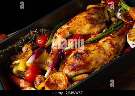 Cuisses de poulet frites avec divers légumes Banque D'Images