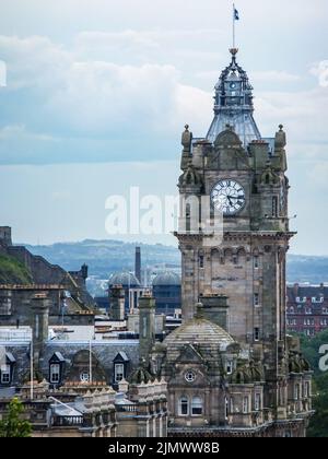 L'élégante tour d'horloge du Balmoral Hotel 1902 se dresse au-dessus de la ville d'Edimbourg, Lothian, Écosse, Royaume-Uni. Banque D'Images