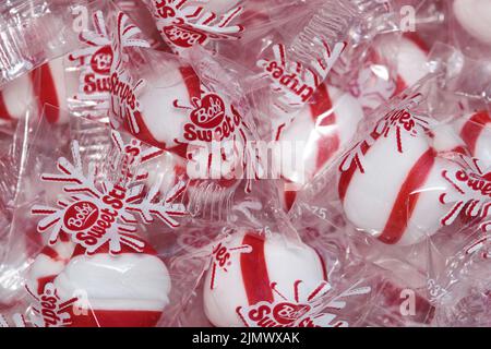 Houston, Texas USA 03-13-2022: Bobs Sweet Stripes bonbons à la menthe poivrée dur dans des emballages transparents éparpillées. Fabriqué par Ferrara Candy Company. Banque D'Images
