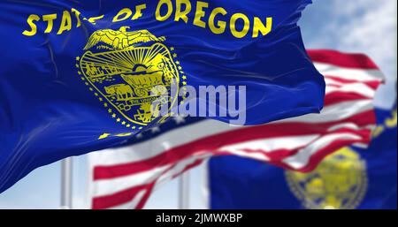 Le drapeau de l'État de l'Oregon agité avec le drapeau national des États-Unis d'Amérique Banque D'Images