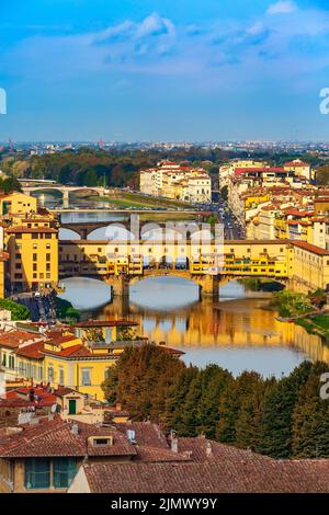 Vue sur la ville avec Ponte Vecchio, Florence, Italie Banque D'Images