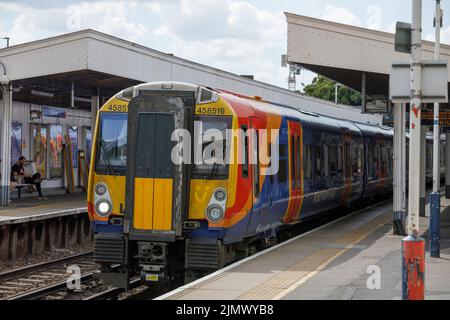 Un train South Western qui se dirige vers Londres Waterloo attend à la gare de Staines pour que les passagers embarquent et débarquent Banque D'Images