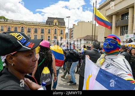 Bogota, Colombie. 07th août 2022. Un groupe de personnes enveloppées de drapeaux colombiens attend l'arrivée du nouveau président Gustavo Petro sur la place principale du pays. Des milliers de personnes se sont rassemblées sur la Plaza Bolivar, à Bogota, en Colombie. Ils l'ont fait pour assister au changement de président en 60th dans l'histoire du pays d'Amérique latine. Gustavo Petro Urrego devient le premier président de gauche dans l'histoire de la Colombie. Les Colombiens ont transformé cet acte politique en une grande célébration de l'espoir pour le pays. Crédit : SOPA Images Limited/Alamy Live News Banque D'Images