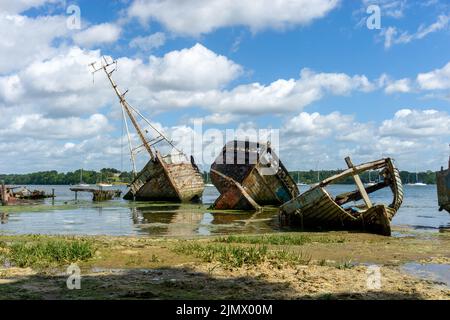 Vue sur le cimetière de bateaux de PIN Mill sur la rivière Orwell dans le Suffolk à marée basse Banque D'Images