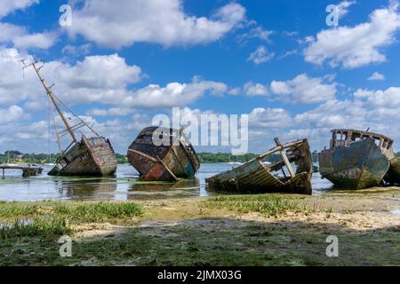 Vue sur le cimetière de bateaux de PIN Mill sur la rivière Orwell dans le Suffolk à marée basse Banque D'Images