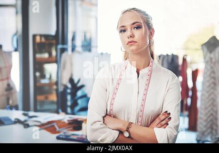 Je suis jeune et prêt. Une jeune designer de mode réussie dans son atelier. Banque D'Images