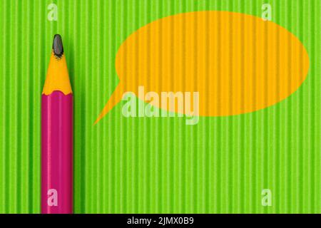 Crayon violet avec bulle vocale Banque D'Images