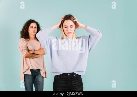 Jeune femme en train de discuter avec la mère Banque D'Images