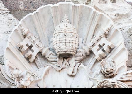 Symbole de l'État du Vatican - deux clés croisées et une tiara, État de la Cité du Vatican. Banque D'Images