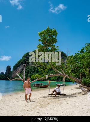 Île de Koh Phakbia près de Koh Hong Krabi, belle plage de sable blanc de Krabi Thaïlande. Jeune femme asiatique et Européens sur le Banque D'Images