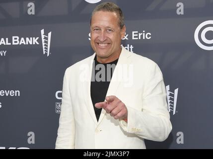 Los Angeles, États-Unis. 07th août 2022. Jim Everett arrive à la célébration du 50th anniversaire du Conseil des gouverneurs des Cedars-Sinaï qui a eu lieu au stade de la SOFI à Inglewood, en Californie, le dimanche, ?7 août 2022. (Photo par Sthanlee B. Mirador/Sipa USA) crédit: SIPA USA/Alay Live News Banque D'Images