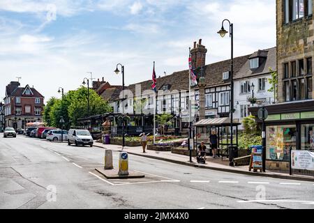 EAST GRINSTEAD, WEST SUSSEX, Royaume-Uni - JUIN 17 : vue sur la rue High à East Grinstead sur 17 juin 2022. Personnes non identifiées Banque D'Images