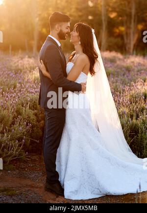 HES celui avec lequel je veux grandir. Un jeune couple debout ensemble le jour de leur mariage. Banque D'Images