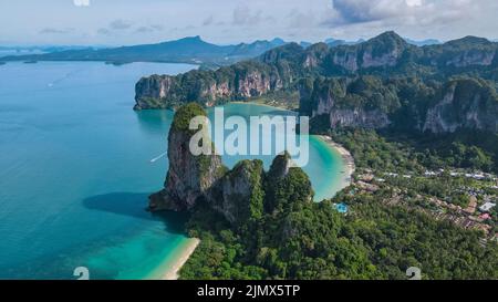 Plage de Railay Krabi Thaïlande, plage tropicale de Railay Krabi, Drone vue aérienne de la vue panoramique de l'idyllique plage de Railay en thaï Banque D'Images