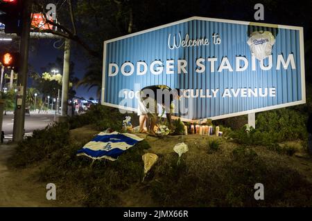 Les amateurs de tourniers se rassemblent pour se souvenir du passage de vin Scully à l'extérieur du stade Dodger. Une salle de baseball de la Ligue majeure de Famer et bien-aimée par tous. Banque D'Images