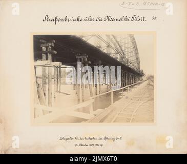 Architecte inconnu, Memelbrücke près de Tilsit (sans dat.): Vue. Photo sur carton, 29 x 35,4 cm (y compris les bords de numérisation) N.N. : Strößenbrücke über die Memel, Tilsit Banque D'Images