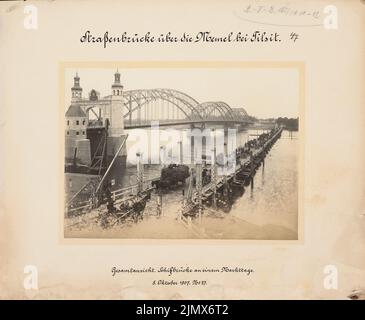 Architecte inconnu, Memelbrücke près de Tilsit (sans dat.): Vue. Photo sur carton, 29,1 x 35,4 cm (y compris les bords de numérisation) N.N. : Strößenbrücke über die Memel, Tilsit Banque D'Images