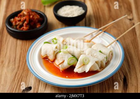 Odeng Guk broché de poisson coréen au bouillon Spicy. Cuisine populaire de rue coréenne avec Tteokbokki Banque D'Images