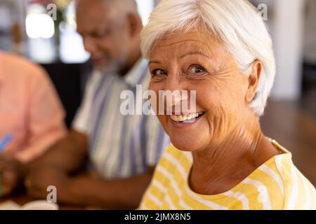 Portrait en gros plan d'une femme biraciale âgée gaie avec un homme afro-américain dans une maison de retraite Banque D'Images