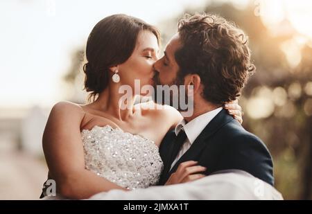 C'est un rêve devenu réalité. Un homme portant sa mariée le jour de leur mariage. Banque D'Images