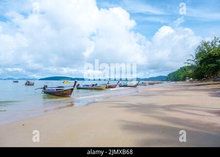 Aonang Krabi Thaïlande Longtail bateaux attendant le client pendant la saison basse de la pluie en Thaïlande Banque D'Images