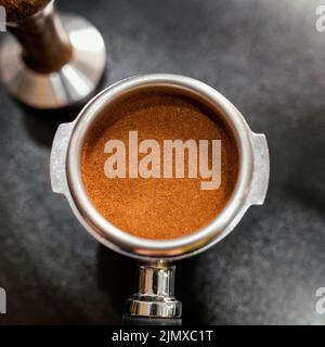 Gros plan sur la tasse de la machine à café professionnelle Banque D'Images