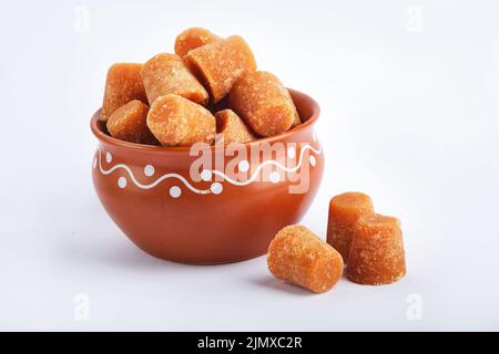 Poudre et cubes de gur ou de jaggery bio, la jaggery est utilisée comme ingrédient dans les plats sucrés et salés dans les cuisines de l'Inde, la poudre de jaggery est inre Banque D'Images