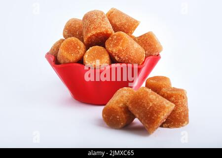 Poudre et cubes de gur ou de jaggery bio, la jaggery est utilisée comme ingrédient dans les plats sucrés et salés dans les cuisines de l'Inde, la poudre de jaggery est inre Banque D'Images