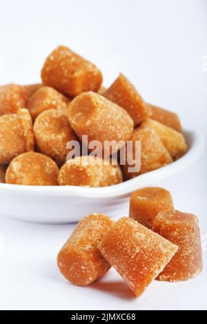 Poudre et cubes de gur ou de jaggery bio, la jaggery est utilisée comme ingrédient dans les plats sucrés et salés dans les cuisines de l'Inde, la poudre de jaggery est inre Banque D'Images