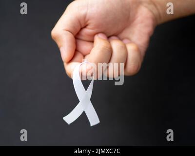 Gros plan homme tenant le ruban blanc Banque D'Images