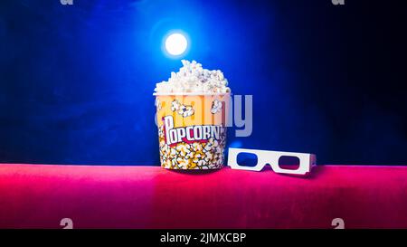 Cinéma avec boîte de pop-corn Banque D'Images