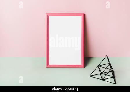 Cadre blanc vierge avec bordure rose sur fond rose Banque D'Images