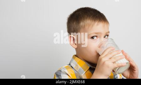 Garçon buvant du lait avec du verre Banque D'Images