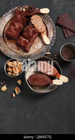 Desserts au chocolat sur fond sombre. Table des desserts. Vue de dessus, plat, espace de copie Banque D'Images