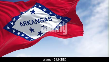 Le drapeau de l'état de l'Arkansas agitant dans le vent un jour clair Banque D'Images