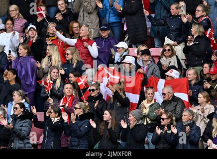 Herning, Danemark. 07th août 2022. World Equestrian Games. Stade Stutteri Ask. Les fans brandient des drapeaux danois lors du Blue Hors FEI World dressage Team Championship grand prix crédit: Sport en images/Alamy Live News Banque D'Images