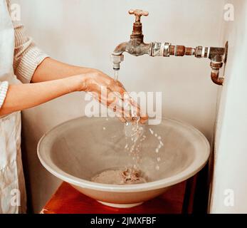 On ne peut pas s'amuser sans se salir. Une femme méconnaissable se lavant les mains. Banque D'Images