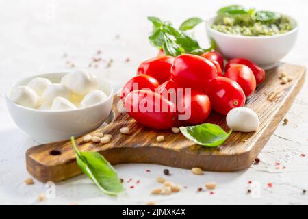 Ingrédients de la salade Caprese. Banque D'Images