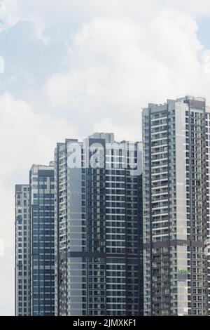 Motif abstrait de fenêtre sur le bâtiment de la hauteur dans le centre-ville d'affaires. Arrière-plan abstrait. Motif de fenêtres de bâtiment d'appartement à Ho Chi Minh ville. Banque D'Images