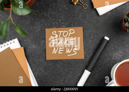 Vue de dessus stop fake news concept Banque D'Images