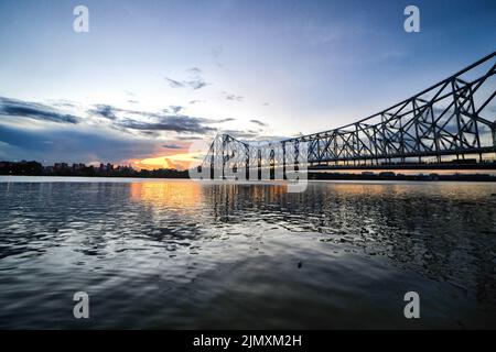 Kolkata, Inde. 07th août 2022. Coucher de soleil à partir du chapeau Jagannath de Kolkata avec l'emblématique pont Howrah. Crédit : SOPA Images Limited/Alamy Live News Banque D'Images