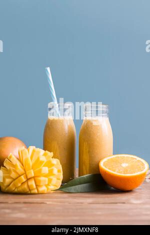 Vue avant des bouteilles de smoothie à l'orange mangue Banque D'Images