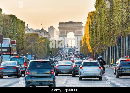 Avenue des champs-Elysées et Arc de Triomphe Banque D'Images